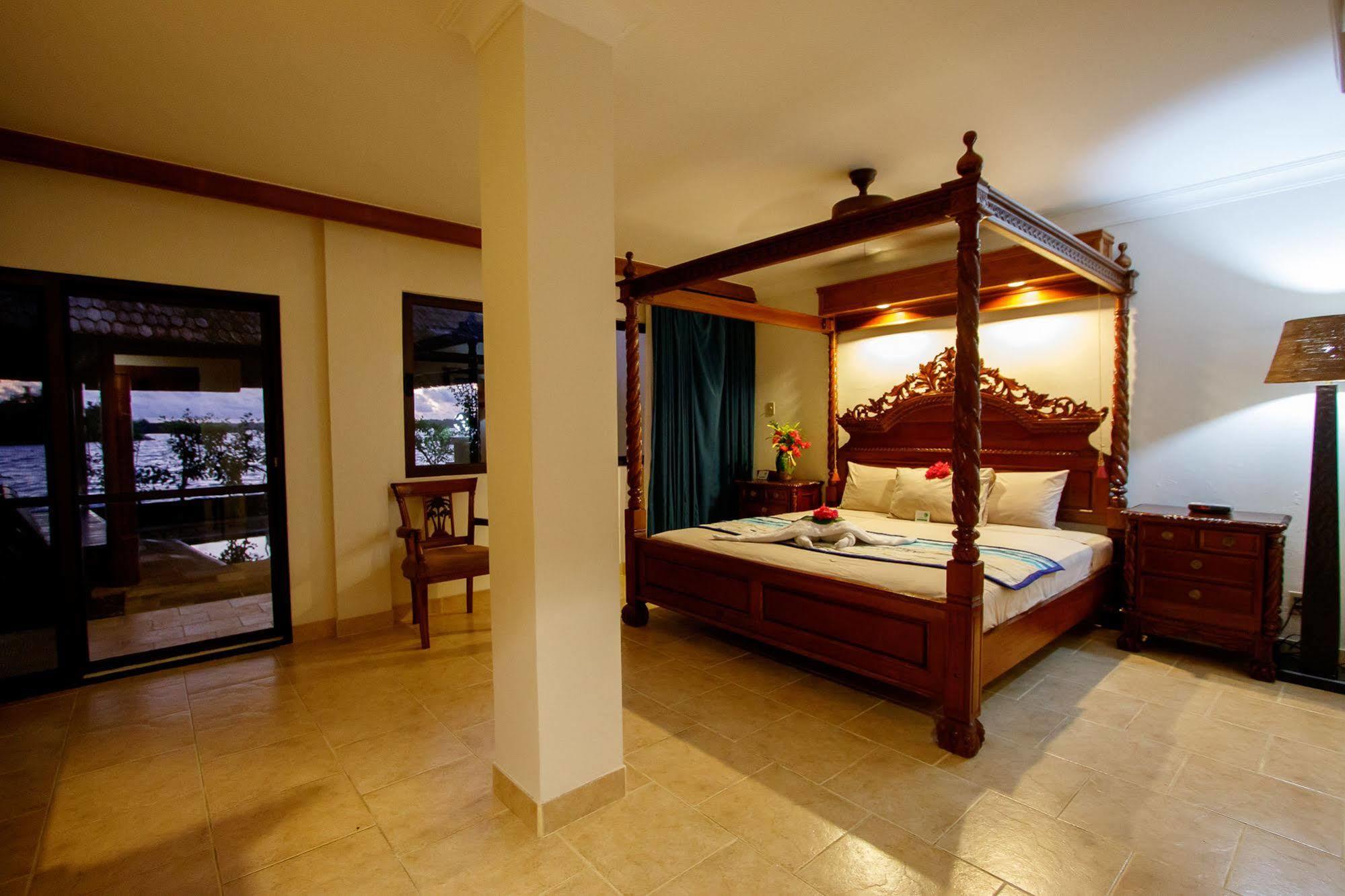 Manta Ray Bay Resort Colonia Εξωτερικό φωτογραφία