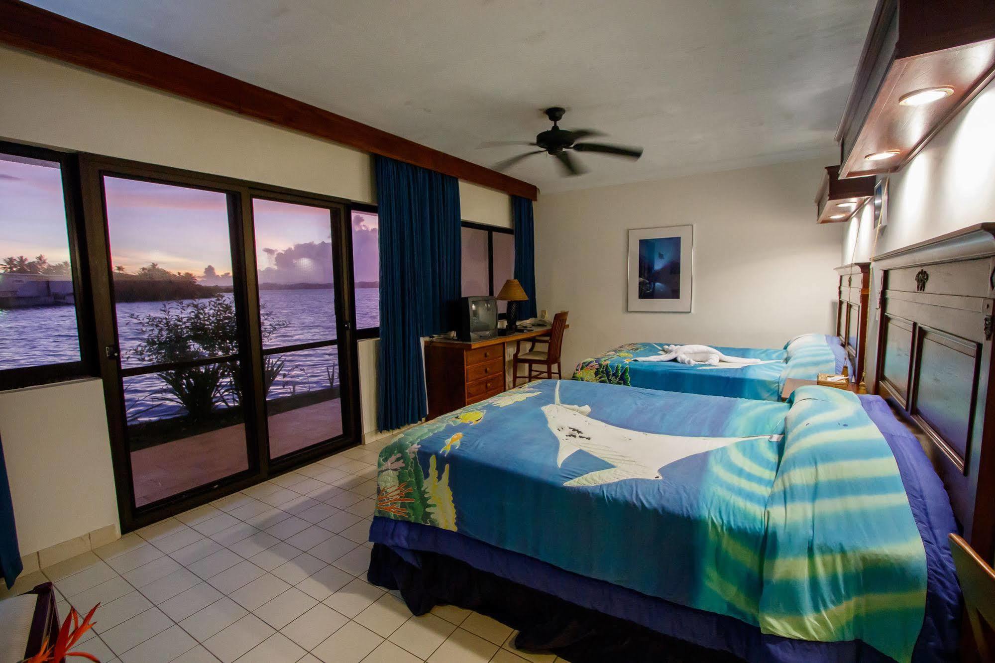 Manta Ray Bay Resort Colonia Εξωτερικό φωτογραφία