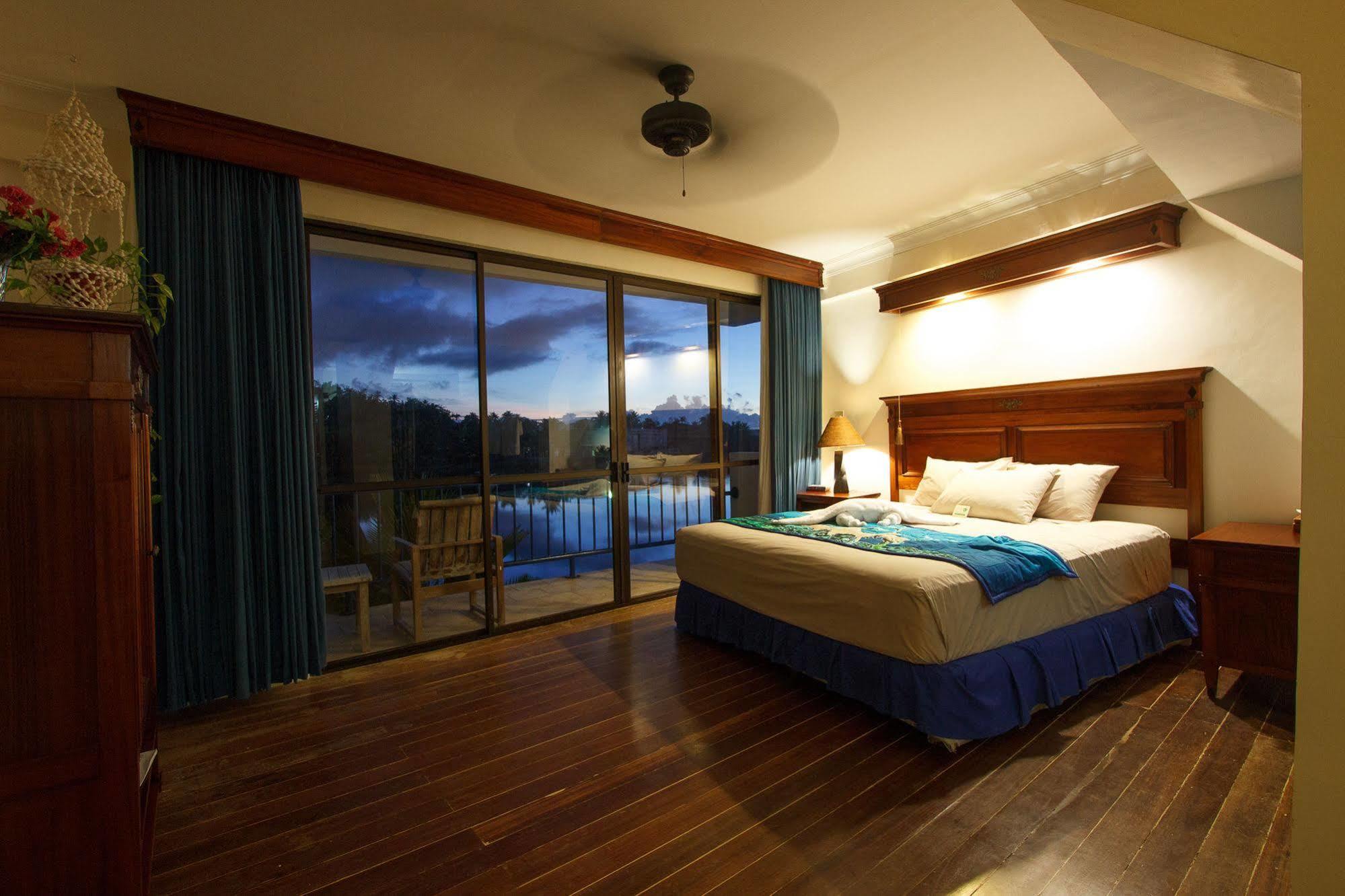 Manta Ray Bay Resort Colonia Εξωτερικό φωτογραφία