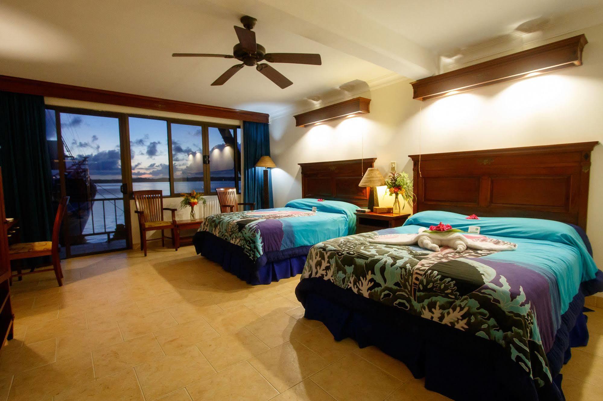 Manta Ray Bay Resort Colonia Εξωτερικό φωτογραφία