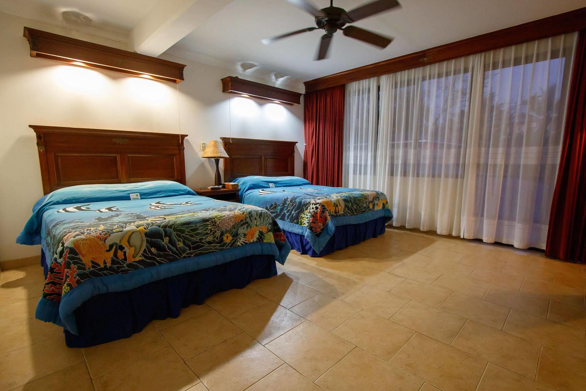 Manta Ray Bay Resort Colonia Εξωτερικό φωτογραφία
