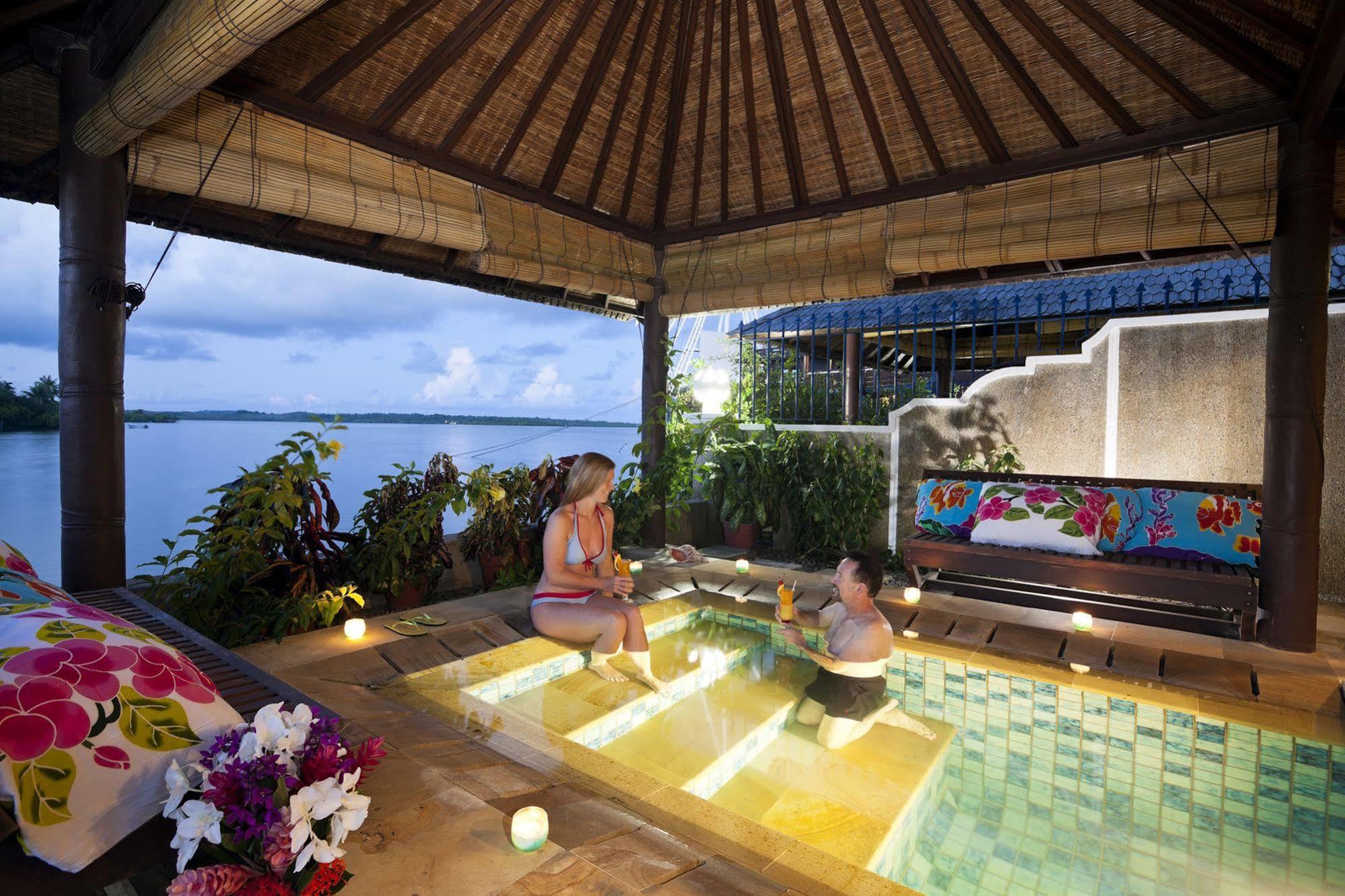Manta Ray Bay Resort Colonia Εξωτερικό φωτογραφία