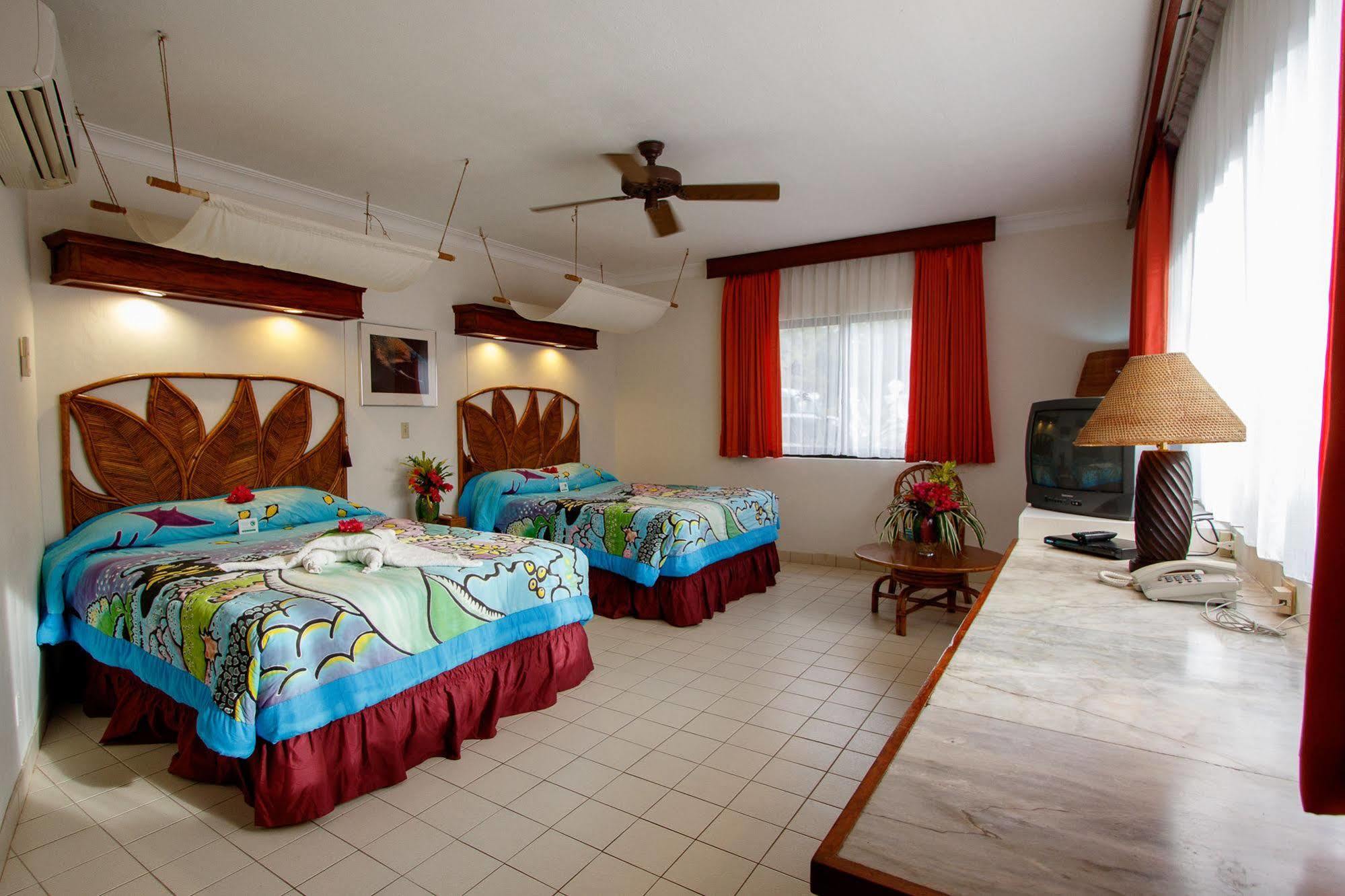 Manta Ray Bay Resort Colonia Εξωτερικό φωτογραφία