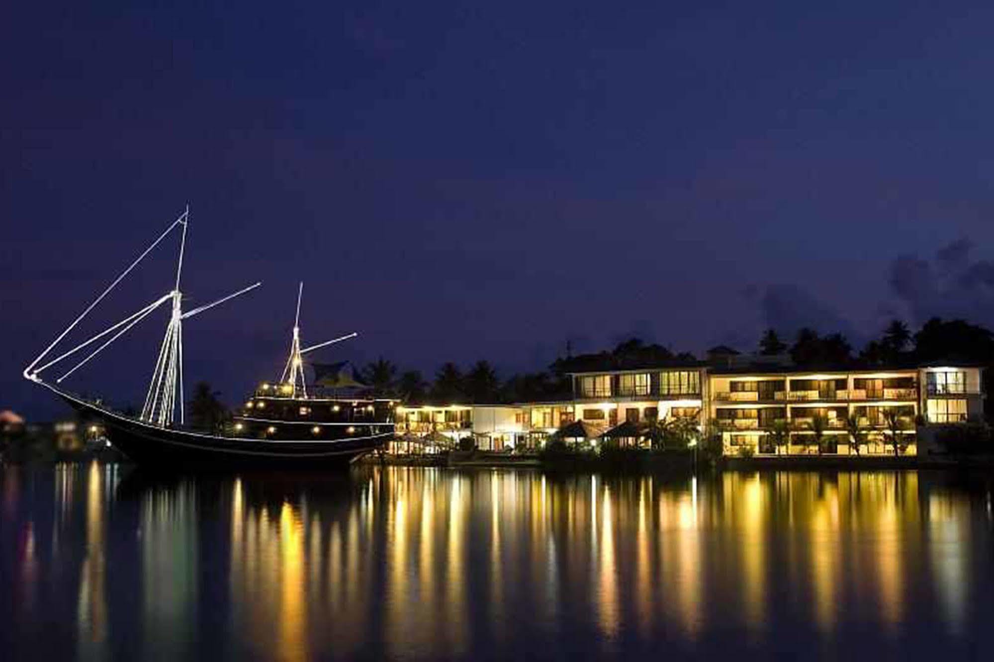 Manta Ray Bay Resort Colonia Εξωτερικό φωτογραφία